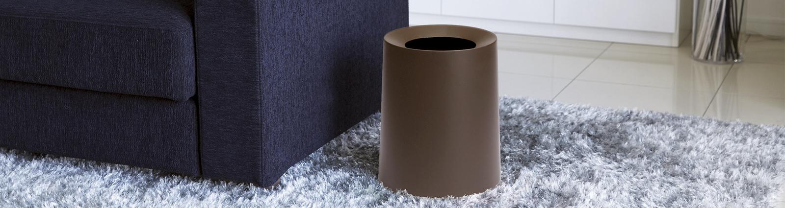 Les corbeilles à papier et poubelles de chambre d'hôtel sont souvent oubliées. Pourtant elles reflètent l'image et la propreté d'un établissement. HOTEL MEGASTORE équipe toutes vos chambres d'hôtel de corbeilles de chambre. Vous découvrirez des poubelles avec une grande variété de matières (poubelle plastique design, métal et simili cuir), styles, formes et contenances. Nos poubelles ont été étudiées pour les professionnels de l'hébergement. Elles sont facilement manipulables, peu encombrantes près du bureau et offrent une touche décorative certaine. Elles peuvent être personnalisées avec le nom de votre établissement, votre logo et vos couleurs.