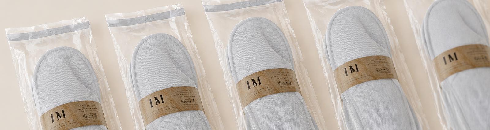 Grâce à sa gamme d'équipements de protection individuelle, HOTEL MEGASTORE vous permet de protéger vos employés et vos clients.<br />Pour permettre à tout le monde de passer des bons moments en tout sécurité, nous développons et enrichissons cette gamme régulièrement en fonction des besoins de chacun.<br />Gels hydroalcooliques, masques de protection, pare-postillons, thermomètre... il ne faut pas négliger la sécurité de vos collaborateurs.