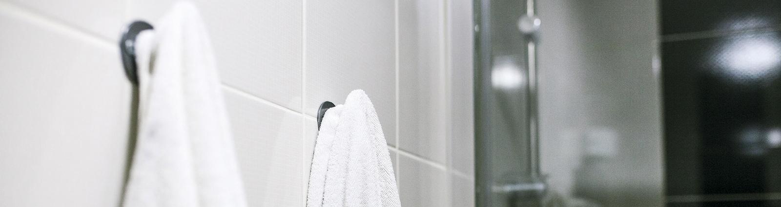 HOTEL MEGASTORE est un grossiste multi-spécialiste en matière d'équipements et d'accessoires pour douches et baignoires de chambres d'hôtel (barres de douche, parois et rideaux de douche, économiseurs d'eau...). Un projet de rénovation de salle de bain ou un simple remplacement de matériel pour votre douche ou baignoire ?