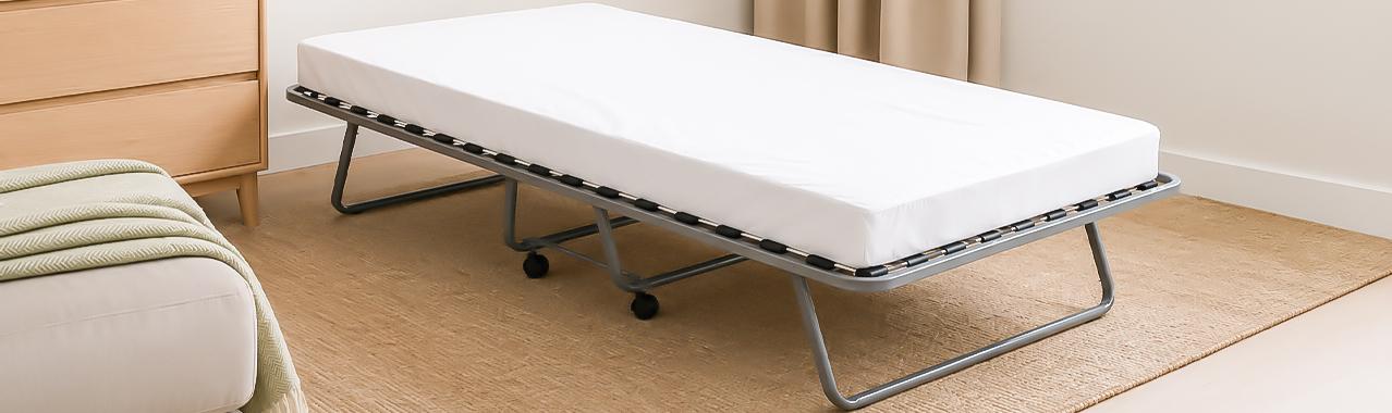 Zusatzbetten ermöglichen eine schnelle Anpassung der Schlafkapazität Ihrer Zimmer je nach Nachfrage: Familien, Gruppen, Geschäftsreisen. HOTEL MEGASTORE bietet Klappbetten, vielseitig und leicht zu verstauen, sowie Vertikalbetten für minimalen Stauraum, beide mit Matratzen von mindestens 12 cm Dicke für einen Komfort nahe einem festen Bett. Vervollständigen Sie Ihre Ausstattung mit unseren dedizierten Accessoires und Optionen: Bettsockelverkleidung für eine hochwertigere Ausführung, Staubschutzhüllen oder ein integriertes Regal als Kopfteil. Für Zimmer mit mehr Platz bleibt das Schlafsofa eine interessante Alternative, die in unserem dedizierten Sofasortiment behandelt wird.