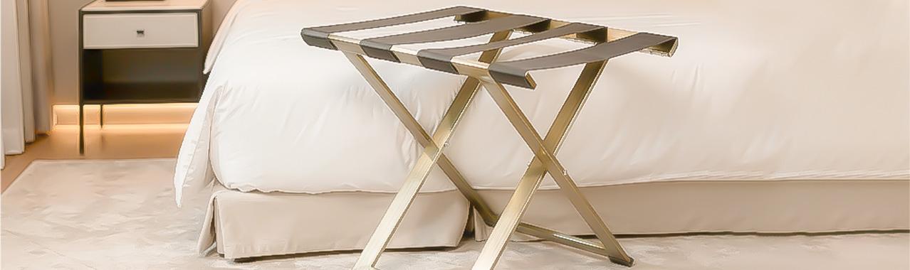 Aussi appelé repose-valise ou support bagages, le porte-bagages permet à vos clients de poser et ouvrir leur valise sans salir le sol ni abîmer le mobilier, tout en valorisant l'image de la chambre dès l'arrivée.  <br /><br />HOTEL MEGASTORE propose des porte-bagages pliants en bois, pour une ambiance chaleureuse, ou en métal (acier brossé, laqué ou chromé), plus adaptés à un usage intensif et à un entretien facile entre deux séjours. Certains modèles sont proposés avec dosseret pour maintenir la valise ouverte durant tout le séjour. Simples à plier et à ranger, ils s'intègrent dans tous les types de chambres et constituent un détail apprécié, dont l'absence est souvent relevée négativement dans les avis clients. <br /><br /><div itemscope itemtype="https://schema.org/FAQPage"><h3 style="font-size:1.15em;font-weight:700;margin:0 0 10px 0;">Questions fréquentes sur les porte-bagages et porte-valises d'hôtel</h3><div class="faq-item" style="margin-bottom:4px;"><div onclick="var el=document.getElementById('faq-ans-pb1');var icon=document.getElementById('faq-icon-pb1');var open=el.style.display==='block';el.style.display=open?'none':'block';icon.textContent=open?'+':'-';" style="cursor:pointer;border:1px solid #e0e0e0;border-radius:6px;padding:8px 12px;margin:0;background-color:#fafafa;line-height:1.3;"><strong style="font-weight:700;margin:0;" itemprop="name"><span id="faq-icon-pb1" style="display:inline-block;width:14px;color:#b08d57;">+</span>Comment s'appelle le porte-bagages dans un hôtel ?</strong></div><div id="faq-ans-pb1" style="display:none;border:1px solid #e0e0e0;border-top:none;padding:8px 12px;margin:0;" itemscope itemprop="acceptedAnswer" itemtype="https://schema.org/Answer"><p itemprop="text" style="margin:0;padding:0;line-height:1.3;color:#333;">Dans le vocabulaire hôtelier, on parle indifféremment de porte-bagages, porte-valises ou repose-valise. Il s'agit du support pliant, généralement en bois ou en métal, posé dans la chambre pour permettre au client de déposer et d'ouvrir sa valise à hauteur ergonomique.</p></div></div><div class="faq-item" style="margin-bottom:4px;"><div onclick="var el=document.getElementById('faq-ans-pb2');var icon=document.getElementById('faq-icon-pb2');var open=el.style.display==='block';el.style.display=open?'none':'block';icon.textContent=open?'+':'-';" style="cursor:pointer;border:1px solid #e0e0e0;border-radius:6px;padding:8px 12px;margin:0;background-color:#fafafa;line-height:1.3;"><strong style="font-weight:700;margin:0;" itemprop="name"><span id="faq-icon-pb2" style="display:inline-block;width:14px;color:#b08d57;">+</span>Pourquoi certains clients évitent-ils les porte-bagages d'hôtel ?</strong></div><div id="faq-ans-pb2" style="display:none;border:1px solid #e0e0e0;border-top:none;padding:8px 12px;margin:0;" itemscope itemprop="acceptedAnswer" itemtype="https://schema.org/Answer"><p itemprop="text" style="margin:0;padding:0;line-height:1.3;color:#333;">Cette réticence reflète surtout des préoccupations hygiéniques. Les modèles en métal (acier inoxydable ou laqué) sont les plus recommandés : ils résistent aux produits désinfectants et s'entretiennent facilement entre deux séjours, sangles comprises.</p></div></div><div class="faq-item" style="margin-bottom:4px;"><div onclick="var el=document.getElementById('faq-ans-pb3');var icon=document.getElementById('faq-icon-pb3');var open=el.style.display==='block';el.style.display=open?'none':'block';icon.textContent=open?'+':'-';" style="cursor:pointer;border:1px solid #e0e0e0;border-radius:6px;padding:8px 12px;margin:0;background-color:#fafafa;line-height:1.3;"><strong style="font-weight:700;margin:0;" itemprop="name"><span id="faq-icon-pb3" style="display:inline-block;width:14px;color:#b08d57;">+</span>Qu'est-ce qu'un bagagiste en hôtellerie ?</strong></div><div id="faq-ans-pb3" style="display:none;border:1px solid #e0e0e0;border-top:none;padding:8px 12px;margin:0;" itemscope itemprop="acceptedAnswer" itemtype="https://schema.org/Answer"><p itemprop="text" style="margin:0;padding:0;line-height:1.3;color:#333;">Le bagagiste (ou chasseur, groom, bellboy) est le membre du personnel chargé de transporter les bagages des clients depuis l'accueil jusqu'à la chambre, à ne pas confondre avec le porte-bagages, qui est l'équipement fixe de la chambre.</p></div></div><div class="faq-item" style="margin-bottom:4px;"><div onclick="var el=document.getElementById('faq-ans-pb4');var icon=document.getElementById('faq-icon-pb4');var open=el.style.display==='block';el.style.display=open?'none':'block';icon.textContent=open?'+':'-';" style="cursor:pointer;border:1px solid #e0e0e0;border-radius:6px;padding:8px 12px;margin:0;background-color:#fafafa;line-height:1.3;"><strong style="font-weight:700;margin:0;" itemprop="name"><span id="faq-icon-pb4" style="display:inline-block;width:14px;color:#b08d57;">+</span>Quelle est la hauteur idéale d'un porte-bagages d'hôtel ?</strong></div><div id="faq-ans-pb4" style="display:none;border:1px solid #e0e0e0;border-top:none;padding:8px 12px;margin:0;" itemscope itemprop="acceptedAnswer" itemtype="https://schema.org/Answer"><p itemprop="text" style="margin:0;padding:0;line-height:1.3;color:#333;">La hauteur standard d'un porte-bagages professionnel se situe entre 45 et 55 cm, la plage ergonomique recommandée pour ouvrir une valise sans se courber ni soulever inutilement.</p></div></div><div class="faq-item" style="margin-bottom:4px;"><div onclick="var el=document.getElementById('faq-ans-pb5');var icon=document.getElementById('faq-icon-pb5');var open=el.style.display==='block';el.style.display=open?'none':'block';icon.textContent=open?'+':'-';" style="cursor:pointer;border:1px solid #e0e0e0;border-radius:6px;padding:8px 12px;margin:0;background-color:#fafafa;line-height:1.3;"><strong style="font-weight:700;margin:0;" itemprop="name"><span id="faq-icon-pb5" style="display:inline-block;width:14px;color:#b08d57;">+</span>Le porte-bagages est-il obligatoire dans une chambre d'hôtel ?</strong></div><div id="faq-ans-pb5" style="display:none;border:1px solid #e0e0e0;border-top:none;padding:8px 12px;margin:0;" itemscope itemprop="acceptedAnswer" itemtype="https://schema.org/Answer"><p itemprop="text" style="margin:0;padding:0;line-height:1.3;color:#333;">Il n'existe pas de réglementation l'imposant en France. Cependant, son absence est régulièrement mentionnée négativement dans les avis clients en ligne, en particulier pour les hôtels 3 étoiles et au-delà, et il figure parmi les critères valorisés dans les grilles de classement Atout France.</p></div></div><div class="faq-item" style="margin-bottom:4px;"><div onclick="var el=document.getElementById('faq-ans-pb6');var icon=document.getElementById('faq-icon-pb6');var open=el.style.display==='block';el.style.display=open?'none':'block';icon.textContent=open?'+':'-';" style="cursor:pointer;border:1px solid #e0e0e0;border-radius:6px;padding:8px 12px;margin:0;background-color:#fafafa;line-height:1.3;"><strong style="font-weight:700;margin:0;" itemprop="name"><span id="faq-icon-pb6" style="display:inline-block;width:14px;color:#b08d57;">+</span>Porte-bagages en bois ou en métal : lequel choisir ?</strong></div><div id="faq-ans-pb6" style="display:none;border:1px solid #e0e0e0;border-top:none;padding:8px 12px;margin:0;" itemscope itemprop="acceptedAnswer" itemtype="https://schema.org/Answer"><p itemprop="text" style="margin:0;padding:0;line-height:1.3;color:#333;">Le bois convient aux établissements à l'identité chaleureuse (chambres d'hôtes, hôtels de montagne), tandis que le métal (acier brossé, laqué ou chromé) est privilégié pour sa résistance et sa facilité d'entretien dans les hôtels à usage intensif.</p></div></div></div>