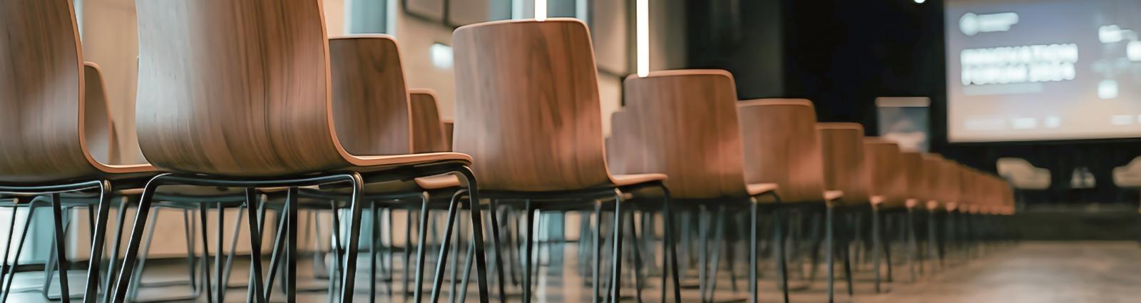 Les salles de séminaire, de conférence ou de banquet nécessitent un mobilier à la fois fonctionnel et facile à ranger.  <br /><br />HOTEL MEGASTORE propose des chaises de séminaire et de banquet en tissu pour plus de confort, ou en polypropylène pour une utilisation polyvalente en intérieur comme en extérieur, empilables ou pliantes selon les modèles. Afin d'optimiser la logistique et le confort de vos équipes, nous proposons également des chariots de transport dédiés, adaptés à ces équipements. L'ensemble de ces équipements, associés à vos tables de réception, est conçu pour un usage intensif : matériaux légers, résistants et faciles d'entretien. <br /><br /><div itemscope itemtype="https://schema.org/FAQPage"><h3 style="font-size:1.15em;font-weight:700;margin:0 0 10px 0;">Questions fréquentes sur le mobilier de séminaire et banquet pour hôtel</h3><div class="faq-item" style="margin-bottom:4px;"><div onclick="var el=document.getElementById('faq-ans-sb1');var icon=document.getElementById('faq-icon-sb1');var open=el.style.display==='block';el.style.display=open?'none':'block';icon.textContent=open?'+':'-';" style="cursor:pointer;border:1px solid #e0e0e0;border-radius:6px;padding:8px 12px;margin:0;background-color:#fafafa;line-height:1.3;"><strong style="font-weight:700;margin:0;" itemprop="name"><span id="faq-icon-sb1" style="display:inline-block;width:14px;color:#b08d57;">+</span>Quels types de chaises pour séminaire et banquet proposez-vous ?</strong></div><div id="faq-ans-sb1" style="display:none;border:1px solid #e0e0e0;border-top:none;padding:8px 12px;margin:0;" itemscope itemprop="acceptedAnswer" itemtype="https://schema.org/Answer"><p itemprop="text" style="margin:0;padding:0;line-height:1.3;color:#333;">Nous proposons des chaises avec assise en tissu pour un confort renforcé, ainsi que des chaises en polypropylène, plus légères et polyvalentes pour une utilisation en intérieur comme en extérieur.</p></div></div><div class="faq-item" style="margin-bottom:4px;"><div onclick="var el=document.getElementById('faq-ans-sb2');var icon=document.getElementById('faq-icon-sb2');var open=el.style.display==='block';el.style.display=open?'none':'block';icon.textContent=open?'+':'-';" style="cursor:pointer;border:1px solid #e0e0e0;border-radius:6px;padding:8px 12px;margin:0;background-color:#fafafa;line-height:1.3;"><strong style="font-weight:700;margin:0;" itemprop="name"><span id="faq-icon-sb2" style="display:inline-block;width:14px;color:#b08d57;">+</span>Chaise en tissu ou en polypropylène : laquelle choisir pour une salle de séminaire ?</strong></div><div id="faq-ans-sb2" style="display:none;border:1px solid #e0e0e0;border-top:none;padding:8px 12px;margin:0;" itemscope itemprop="acceptedAnswer" itemtype="https://schema.org/Answer"><p itemprop="text" style="margin:0;padding:0;line-height:1.3;color:#333;">La chaise en tissu offre plus de confort pour des sessions longues, tandis que la chaise en polypropylène est plus légère, résistante et adaptée à une utilisation intensive intérieure comme extérieure.</p></div></div><div class="faq-item" style="margin-bottom:4px;"><div onclick="var el=document.getElementById('faq-ans-sb3');var icon=document.getElementById('faq-icon-sb3');var open=el.style.display==='block';el.style.display=open?'none':'block';icon.textContent=open?'+':'-';" style="cursor:pointer;border:1px solid #e0e0e0;border-radius:6px;padding:8px 12px;margin:0;background-color:#fafafa;line-height:1.3;"><strong style="font-weight:700;margin:0;" itemprop="name"><span id="faq-icon-sb3" style="display:inline-block;width:14px;color:#b08d57;">+</span>À quoi sert un chariot de transport pour tables et chaises ?</strong></div><div id="faq-ans-sb3" style="display:none;border:1px solid #e0e0e0;border-top:none;padding:8px 12px;margin:0;" itemscope itemprop="acceptedAnswer" itemtype="https://schema.org/Answer"><p itemprop="text" style="margin:0;padding:0;line-height:1.3;color:#333;">Le chariot de transport facilite le déplacement et le rangement des tables et chaises entre deux événements, limitant la manipulation individuelle et les risques d'endommagement du mobilier.</p></div></div><div class="faq-item" style="margin-bottom:4px;"><div onclick="var el=document.getElementById('faq-ans-sb4');var icon=document.getElementById('faq-icon-sb4');var open=el.style.display==='block';el.style.display=open?'none':'block';icon.textContent=open?'+':'-';" style="cursor:pointer;border:1px solid #e0e0e0;border-radius:6px;padding:8px 12px;margin:0;background-color:#fafafa;line-height:1.3;"><strong style="font-weight:700;margin:0;" itemprop="name"><span id="faq-icon-sb4" style="display:inline-block;width:14px;color:#b08d57;">+</span>Vos chaises de séminaire sont-elles empilables ou pliantes ?</strong></div><div id="faq-ans-sb4" style="display:none;border:1px solid #e0e0e0;border-top:none;padding:8px 12px;margin:0;" itemscope itemprop="acceptedAnswer" itemtype="https://schema.org/Answer"><p itemprop="text" style="margin:0;padding:0;line-height:1.3;color:#333;">Selon les modèles, nos chaises sont empilables ou pliantes, ce qui facilite leur stockage et leur transport grâce aux chariots dédiés entre deux configurations de salle.</p></div></div><div class="faq-item" style="margin-bottom:4px;"><div onclick="var el=document.getElementById('faq-ans-sb5');var icon=document.getElementById('faq-icon-sb5');var open=el.style.display==='block';el.style.display=open?'none':'block';icon.textContent=open?'+':'-';" style="cursor:pointer;border:1px solid #e0e0e0;border-radius:6px;padding:8px 12px;margin:0;background-color:#fafafa;line-height:1.3;"><strong style="font-weight:700;margin:0;" itemprop="name"><span id="faq-icon-sb5" style="display:inline-block;width:14px;color:#b08d57;">+</span>Vos équipements de séminaire sont-ils utilisables en extérieur ?</strong></div><div id="faq-ans-sb5" style="display:none;border:1px solid #e0e0e0;border-top:none;padding:8px 12px;margin:0;" itemscope itemprop="acceptedAnswer" itemtype="https://schema.org/Answer"><p itemprop="text" style="margin:0;padding:0;line-height:1.3;color:#333;">Oui, certains modèles de chaises en polypropylène sont conçus pour une utilisation aussi bien en intérieur qu'en extérieur, pratiques pour les événements en terrasse ou jardin.</p></div></div><div class="faq-item" style="margin-bottom:4px;"><div onclick="var el=document.getElementById('faq-ans-sb6');var icon=document.getElementById('faq-icon-sb6');var open=el.style.display==='block';el.style.display=open?'none':'block';icon.textContent=open?'+':'-';" style="cursor:pointer;border:1px solid #e0e0e0;border-radius:6px;padding:8px 12px;margin:0;background-color:#fafafa;line-height:1.3;"><strong style="font-weight:700;margin:0;" itemprop="name"><span id="faq-icon-sb6" style="display:inline-block;width:14px;color:#b08d57;">+</span>Comment faciliter le rangement d'une salle après un événement ?</strong></div><div id="faq-ans-sb6" style="display:none;border:1px solid #e0e0e0;border-top:none;padding:8px 12px;margin:0;" itemscope itemprop="acceptedAnswer" itemtype="https://schema.org/Answer"><p itemprop="text" style="margin:0;padding:0;line-height:1.3;color:#333;">Les chariots de transport pour tables et chaises permettent de regrouper rapidement le mobilier après l'événement, pour un rangement organisé et un gain de temps pour vos équipes.</p></div></div></div>