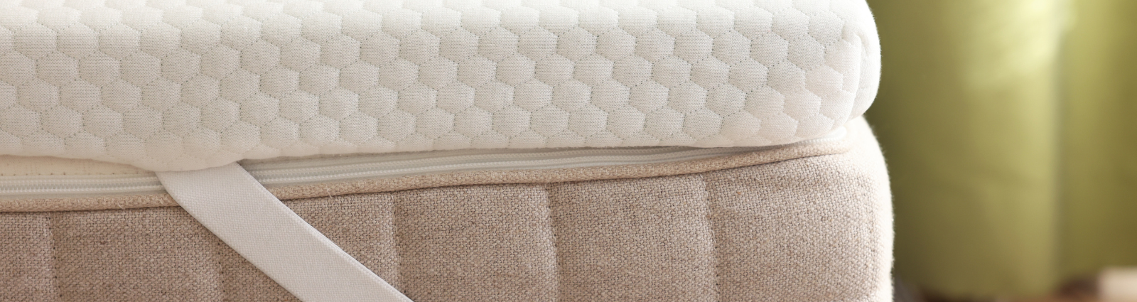 The mattress topper is an essential accessory to improve the quality of your bedding, especially in the hotel industry. <br />Indeed, the mattress topper allows you to extend the life of the mattress while optimizing the comfort of your customers. By adding a mattress topper, you offer an even more pleasant sleeping experience, by adding an extra layer of comfort, softness and support. <br /><br />At HOTEL MEGASTORE, we have selected for you high-end mattress toppers from major bedding brands such as EPEDA, BULTEX, SIMMONS and MERINOS. <br /><br />Designed to meet the requirements of the hotel industry, these mattress toppers are designed to provide ergonomic support while preserving the quality of the mattress. In addition, their design allows for better temperature regulation, which guarantees your customers a pleasant night, whatever the season. <br /><br />Our mattress toppers are available in different sizes and thicknesses to adapt to all your needs. They are also easy to maintain and handle, thanks to their lightness and practical design. To offer you even more flexibility, we offer extra models or more structured models that allow you to easily transform your double beds into single beds, or vice versa, according to your customers' needs.<br /><br />