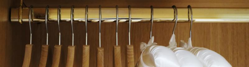 Providing the wardrobes of your hotel rooms with a panel of anti-theft hangers, wooden, metal or plastic hangers and a wall-mounted or classic ironing board with an iron provides additional comfort and response to some of your customers' needs. Whatever the duration of your visitors' stay, they appreciate being able to store their clothes perfectly.