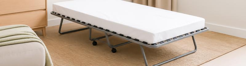 Zusatzbetten ermöglichen eine schnelle Anpassung der Schlafkapazität Ihrer Zimmer je nach Nachfrage: Familien, Gruppen, Geschäftsreisen. HOTEL MEGASTORE bietet Klappbetten, vielseitig und leicht zu verstauen, sowie Vertikalbetten für minimalen Stauraum, beide mit Matratzen von mindestens 12 cm Dicke für einen Komfort nahe einem festen Bett. Vervollständigen Sie Ihre Ausstattung mit unseren dedizierten Accessoires und Optionen: Bettsockelverkleidung für eine hochwertigere Ausführung, Staubschutzhüllen oder ein integriertes Regal als Kopfteil. Für Zimmer mit mehr Platz bleibt das Schlafsofa eine interessante Alternative, die in unserem dedizierten Sofasortiment behandelt wird.