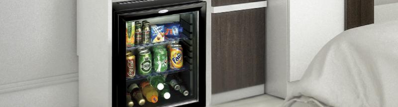 Als Teil der unverzichtbaren Ausstattung eines Hotelzimmers besitzen Minibar und Zimmersafe einen wichtigen Stellenwert. Minibars geben vor allem die Möglichkeit, erfrischende Getränke und kleine Knabbereien für den Komfort Ihrer Gäste bereitzustellen, und damit zugleich zusätzliche Verkäufe zu tätigen und die Einnahmen pro Zimmer zu steigern. Eine Minibar sollte geräuschlos, widerstandsfähig, zweckmäßig und leistungsstark hinsichtlich Stromverbrauch und Kälteproduktion sein.