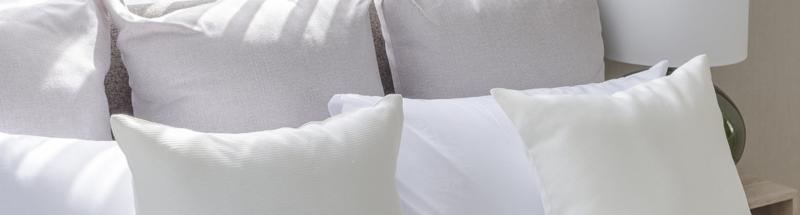 La 1ère impression de vos clients lorsqu'ils rentrent dans leur chambre d'hôtel se fait en regardant le lit : la hauteur du matelas, le gonflant de la couette, la qualité du linge de lit et bien évidemment les oreillers. Ces derniers doivent être ultra confortables et inviter au repos. Pour parfaire vos lits et assurer à vos clients un confort de sommeil absolu, choisissez des oreillers haut de gamme de qualité hôtelière, spécialement conçus pour un usage intensif et offrant des conditions d'entretien et d'hygiène adaptées à l'hôtellerie.