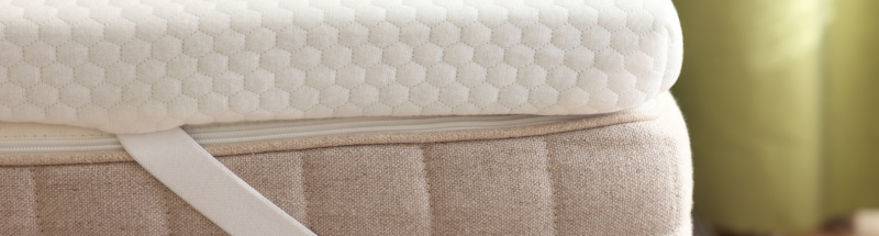 The mattress topper is an essential accessory to improve the quality of your bedding, especially in the hotel industry. <br />Indeed, the mattress topper allows you to extend the life of the mattress while optimizing the comfort of your customers. By adding a mattress topper, you offer an even more pleasant sleeping experience, by adding an extra layer of comfort, softness and support. <br /><br />At HOTEL MEGASTORE, we have selected for you high-end mattress toppers from major bedding brands such as EPEDA, BULTEX, SIMMONS and MERINOS. <br /><br />Designed to meet the requirements of the hotel industry, these mattress toppers are designed to provide ergonomic support while preserving the quality of the mattress. In addition, their design allows for better temperature regulation, which guarantees your customers a pleasant night, whatever the season. <br /><br />Our mattress toppers are available in different sizes and thicknesses to adapt to all your needs. They are also easy to maintain and handle, thanks to their lightness and practical design. To offer you even more flexibility, we offer extra models or more structured models that allow you to easily transform your double beds into single beds, or vice versa, according to your customers' needs.<br /><br />