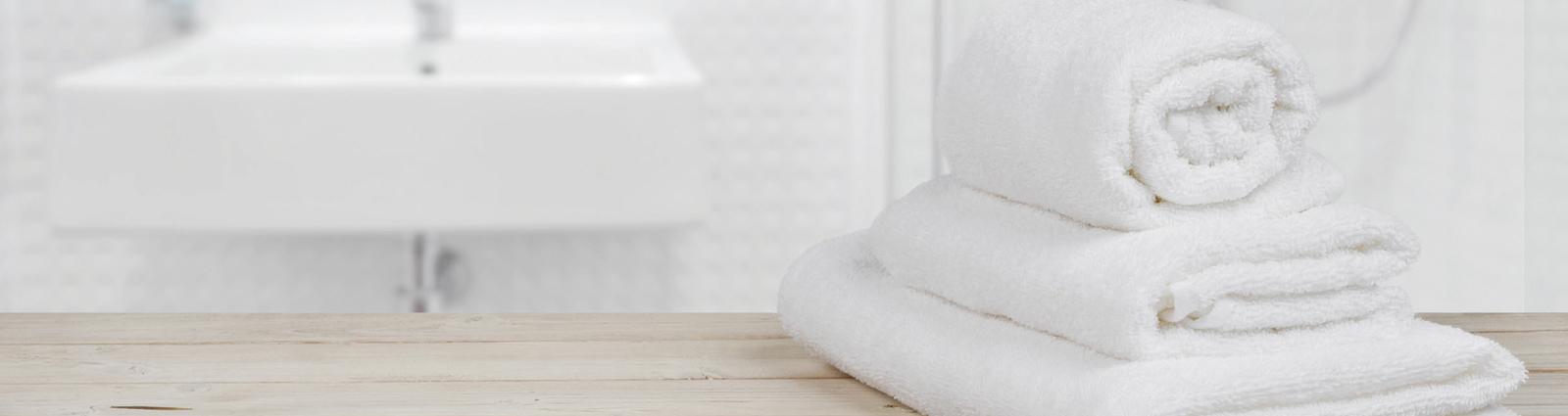 Accessoires et équipements pour salle de bain de chambres d'hôtel -  Chaussons ouverts en éponge polyester 160g-m², semelle textile avec picots,  bande hygiène kraft