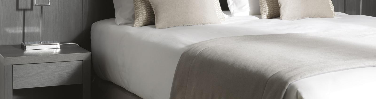 Die Qualität der Bettwaren ist für Gäste bei der Bewertung eines Zimmers das Kriterium Nr. 1, und das umso mehr, seit es Reservierungswebsites und Kundenrezensionen gibt. Deshalb hat HOTEL MEGASTORE für Sie die bekanntesten Marken für Bettwaren der Spitzenklasse ausgesucht: EPEDA, BULTEX, SIMMONS und TRECA. Hier bekommen Sie speziell für das Hotelgewerbe konzipierte Matratzen, mit kompletter Ummantelung für eine bequeme, verstärkte Basis und mit geringerem Gewicht zur erleichterten Handhabung. Auf alle unsere Matratzen gibt es 5 Jahre Garantie. Um die Belegung Ihrer Zimmer zu optimieren, bieten wir Ihnen außerdem die Möglichkeit, Ihre Doppelbetten in 2 Einzelbetten zu verwandeln oder umgekehrt - über Reißverschluss- oder Klettverschluss-Sets.