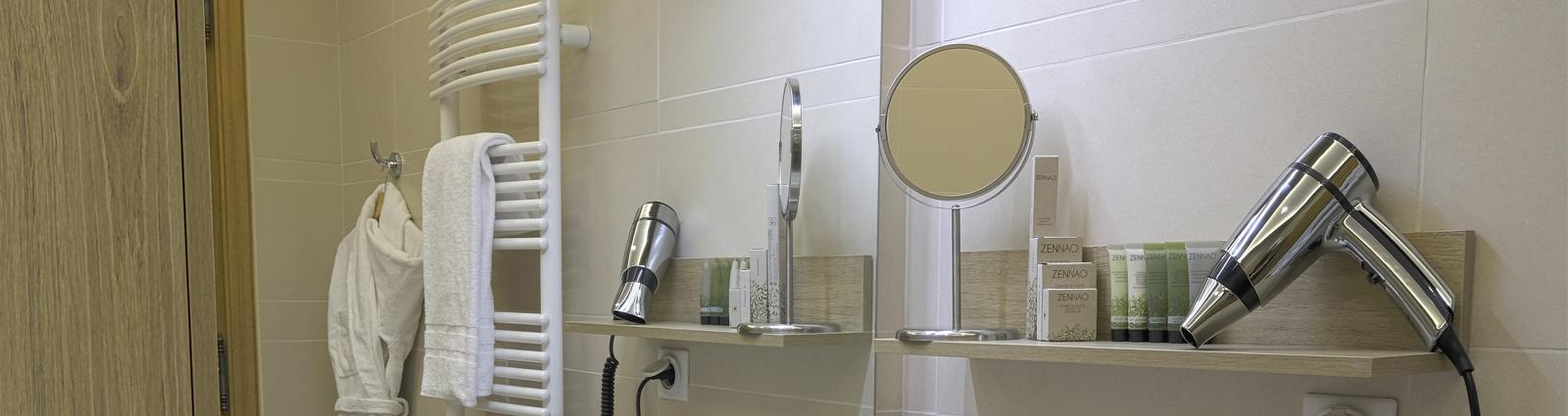 Equipping your hotel bathroom also involves installing a bright wall magnifying mirror. An essential accessory in the hotel industry, it will allow you to satisfy your customers and offer them a quality service.