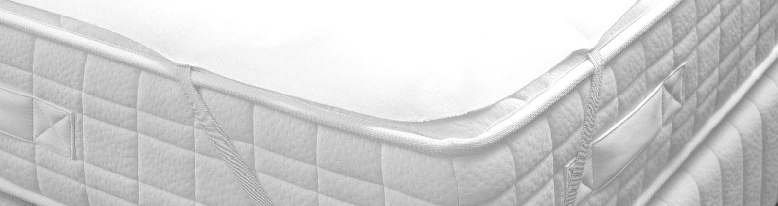 To protect your hotel bedding (mattresses, pillows and duvets) and thus ensure a better lifespan, it is strongly recommended to use mattress protectors or mattress protectors, pillow protectors or pillow mattress protectors or comforters. These protections will not only allow you to offer your customers clean and healthy bedding, prevent stains and certain degradations (liquids that fall ...) thanks to their waterproof properties and will also be much easier to maintain than a mattress, quilt or pillows since these protective covers are machine washable.