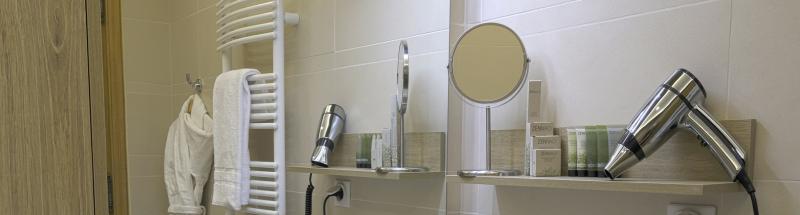 Equipping your hotel bathroom also involves installing a bright wall magnifying mirror. An essential accessory in the hotel industry, it will allow you to satisfy your customers and offer them a quality service.