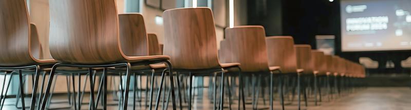 Les salles de séminaire, de conférence ou de banquet nécessitent un mobilier à la fois fonctionnel et facile à ranger.  <br /><br />HOTEL MEGASTORE propose des chaises de séminaire et de banquet en tissu pour plus de confort, ou en polypropylène pour une utilisation polyvalente en intérieur comme en extérieur, empilables ou pliantes selon les modèles. Afin d'optimiser la logistique et le confort de vos équipes, nous proposons également des chariots de transport dédiés, adaptés à ces équipements. L'ensemble de ces équipements, associés à vos tables de réception, est conçu pour un usage intensif : matériaux légers, résistants et faciles d'entretien. <br /><br /><div itemscope itemtype="https://schema.org/FAQPage"><h3 style="font-size:1.15em;font-weight:700;margin:0 0 10px 0;">Questions fréquentes sur le mobilier de séminaire et banquet pour hôtel</h3><div class="faq-item" style="margin-bottom:4px;"><div onclick="var el=document.getElementById('faq-ans-sb1');var icon=document.getElementById('faq-icon-sb1');var open=el.style.display==='block';el.style.display=open?'none':'block';icon.textContent=open?'+':'-';" style="cursor:pointer;border:1px solid #e0e0e0;border-radius:6px;padding:8px 12px;margin:0;background-color:#fafafa;line-height:1.3;"><strong style="font-weight:700;margin:0;" itemprop="name"><span id="faq-icon-sb1" style="display:inline-block;width:14px;color:#b08d57;">+</span>Quels types de chaises pour séminaire et banquet proposez-vous ?</strong></div><div id="faq-ans-sb1" style="display:none;border:1px solid #e0e0e0;border-top:none;padding:8px 12px;margin:0;" itemscope itemprop="acceptedAnswer" itemtype="https://schema.org/Answer"><p itemprop="text" style="margin:0;padding:0;line-height:1.3;color:#333;">Nous proposons des chaises avec assise en tissu pour un confort renforcé, ainsi que des chaises en polypropylène, plus légères et polyvalentes pour une utilisation en intérieur comme en extérieur.</p></div></div><div class="faq-item" style="margin-bottom:4px;"><div onclick="var el=document.getElementById('faq-ans-sb2');var icon=document.getElementById('faq-icon-sb2');var open=el.style.display==='block';el.style.display=open?'none':'block';icon.textContent=open?'+':'-';" style="cursor:pointer;border:1px solid #e0e0e0;border-radius:6px;padding:8px 12px;margin:0;background-color:#fafafa;line-height:1.3;"><strong style="font-weight:700;margin:0;" itemprop="name"><span id="faq-icon-sb2" style="display:inline-block;width:14px;color:#b08d57;">+</span>Chaise en tissu ou en polypropylène : laquelle choisir pour une salle de séminaire ?</strong></div><div id="faq-ans-sb2" style="display:none;border:1px solid #e0e0e0;border-top:none;padding:8px 12px;margin:0;" itemscope itemprop="acceptedAnswer" itemtype="https://schema.org/Answer"><p itemprop="text" style="margin:0;padding:0;line-height:1.3;color:#333;">La chaise en tissu offre plus de confort pour des sessions longues, tandis que la chaise en polypropylène est plus légère, résistante et adaptée à une utilisation intensive intérieure comme extérieure.</p></div></div><div class="faq-item" style="margin-bottom:4px;"><div onclick="var el=document.getElementById('faq-ans-sb3');var icon=document.getElementById('faq-icon-sb3');var open=el.style.display==='block';el.style.display=open?'none':'block';icon.textContent=open?'+':'-';" style="cursor:pointer;border:1px solid #e0e0e0;border-radius:6px;padding:8px 12px;margin:0;background-color:#fafafa;line-height:1.3;"><strong style="font-weight:700;margin:0;" itemprop="name"><span id="faq-icon-sb3" style="display:inline-block;width:14px;color:#b08d57;">+</span>À quoi sert un chariot de transport pour tables et chaises ?</strong></div><div id="faq-ans-sb3" style="display:none;border:1px solid #e0e0e0;border-top:none;padding:8px 12px;margin:0;" itemscope itemprop="acceptedAnswer" itemtype="https://schema.org/Answer"><p itemprop="text" style="margin:0;padding:0;line-height:1.3;color:#333;">Le chariot de transport facilite le déplacement et le rangement des tables et chaises entre deux événements, limitant la manipulation individuelle et les risques d'endommagement du mobilier.</p></div></div><div class="faq-item" style="margin-bottom:4px;"><div onclick="var el=document.getElementById('faq-ans-sb4');var icon=document.getElementById('faq-icon-sb4');var open=el.style.display==='block';el.style.display=open?'none':'block';icon.textContent=open?'+':'-';" style="cursor:pointer;border:1px solid #e0e0e0;border-radius:6px;padding:8px 12px;margin:0;background-color:#fafafa;line-height:1.3;"><strong style="font-weight:700;margin:0;" itemprop="name"><span id="faq-icon-sb4" style="display:inline-block;width:14px;color:#b08d57;">+</span>Vos chaises de séminaire sont-elles empilables ou pliantes ?</strong></div><div id="faq-ans-sb4" style="display:none;border:1px solid #e0e0e0;border-top:none;padding:8px 12px;margin:0;" itemscope itemprop="acceptedAnswer" itemtype="https://schema.org/Answer"><p itemprop="text" style="margin:0;padding:0;line-height:1.3;color:#333;">Selon les modèles, nos chaises sont empilables ou pliantes, ce qui facilite leur stockage et leur transport grâce aux chariots dédiés entre deux configurations de salle.</p></div></div><div class="faq-item" style="margin-bottom:4px;"><div onclick="var el=document.getElementById('faq-ans-sb5');var icon=document.getElementById('faq-icon-sb5');var open=el.style.display==='block';el.style.display=open?'none':'block';icon.textContent=open?'+':'-';" style="cursor:pointer;border:1px solid #e0e0e0;border-radius:6px;padding:8px 12px;margin:0;background-color:#fafafa;line-height:1.3;"><strong style="font-weight:700;margin:0;" itemprop="name"><span id="faq-icon-sb5" style="display:inline-block;width:14px;color:#b08d57;">+</span>Vos équipements de séminaire sont-ils utilisables en extérieur ?</strong></div><div id="faq-ans-sb5" style="display:none;border:1px solid #e0e0e0;border-top:none;padding:8px 12px;margin:0;" itemscope itemprop="acceptedAnswer" itemtype="https://schema.org/Answer"><p itemprop="text" style="margin:0;padding:0;line-height:1.3;color:#333;">Oui, certains modèles de chaises en polypropylène sont conçus pour une utilisation aussi bien en intérieur qu'en extérieur, pratiques pour les événements en terrasse ou jardin.</p></div></div><div class="faq-item" style="margin-bottom:4px;"><div onclick="var el=document.getElementById('faq-ans-sb6');var icon=document.getElementById('faq-icon-sb6');var open=el.style.display==='block';el.style.display=open?'none':'block';icon.textContent=open?'+':'-';" style="cursor:pointer;border:1px solid #e0e0e0;border-radius:6px;padding:8px 12px;margin:0;background-color:#fafafa;line-height:1.3;"><strong style="font-weight:700;margin:0;" itemprop="name"><span id="faq-icon-sb6" style="display:inline-block;width:14px;color:#b08d57;">+</span>Comment faciliter le rangement d'une salle après un événement ?</strong></div><div id="faq-ans-sb6" style="display:none;border:1px solid #e0e0e0;border-top:none;padding:8px 12px;margin:0;" itemscope itemprop="acceptedAnswer" itemtype="https://schema.org/Answer"><p itemprop="text" style="margin:0;padding:0;line-height:1.3;color:#333;">Les chariots de transport pour tables et chaises permettent de regrouper rapidement le mobilier après l'événement, pour un rangement organisé et un gain de temps pour vos équipes.</p></div></div></div>