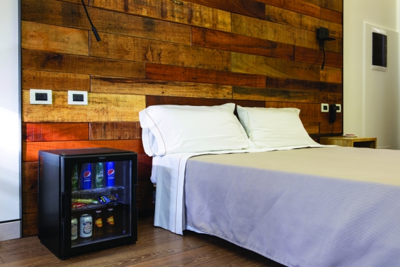 Hotelmöbel und Zubehör für die Zimmer Hoteleinrichtung - Thermoelektrische  Minibar mit Glastür Kooly