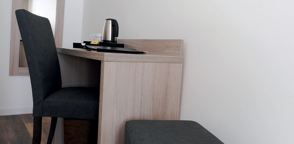 Agencement chambre d’hôtel : Bureau contemporain avec plateau d’accueil bouilloire