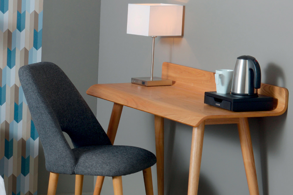 Console bureau en bois massif pour chambre d’hôtel avec plateau bouilloire