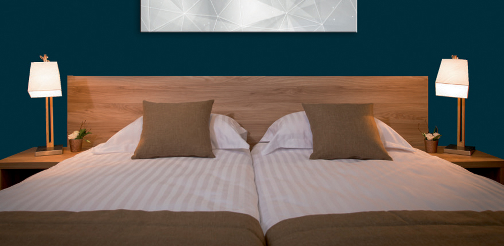 Aménagement Chambre d’hôtel avec lit à l’italienne : tête de lit à panneau large