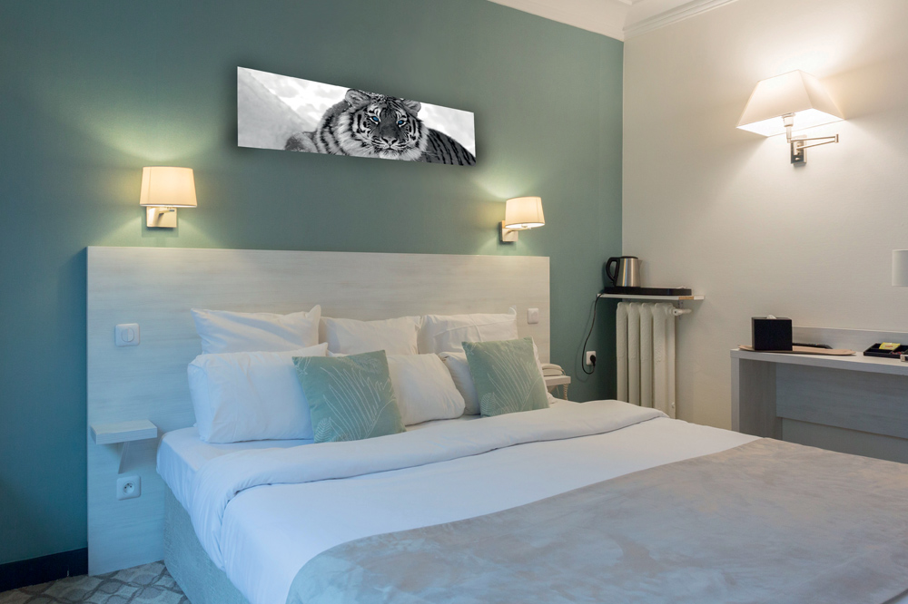 Tête de lit hôtel avec interrupteurs et prises intégrés
