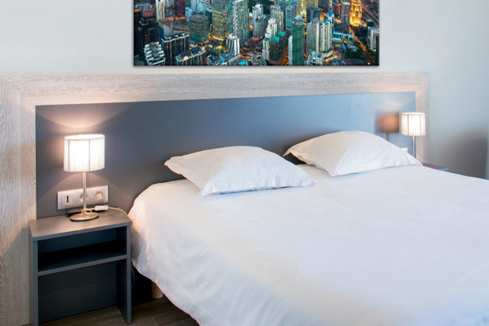 Tête de lit bois alu pour chambres d‘hôtel