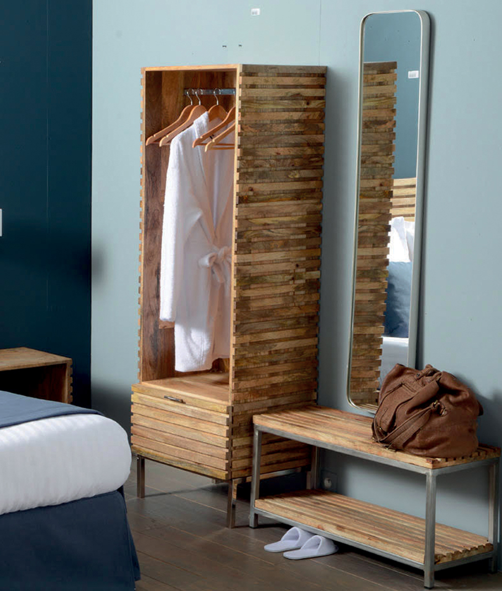 Rénovation chambre d’hôtel style industriel : miroir, porte-valises, open dressing