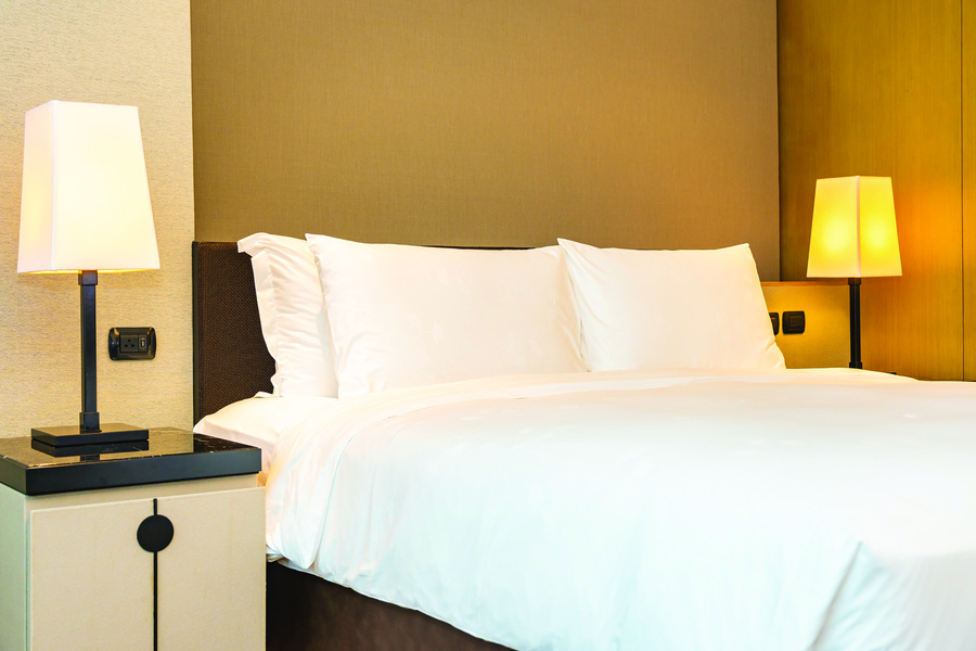 LW1 Moderne Hotelzimmer Bett Fußdecke Decke dunkelblau Bettzubehör 