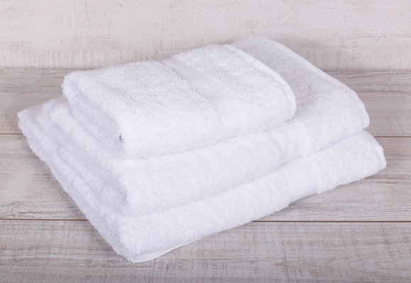 Accessoires et équipements pour salle de bain de chambres d'hôtel -  Chaussons ouverts en éponge polyester 160g-m², semelle textile avec picots,  bande hygiène kraft